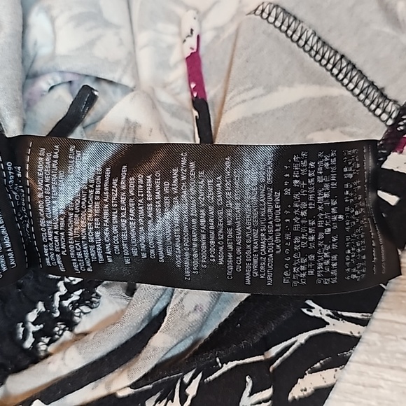 GUESS ERIE BLACK RUCHED V NECK CROP TOP - Picture 12 of 13